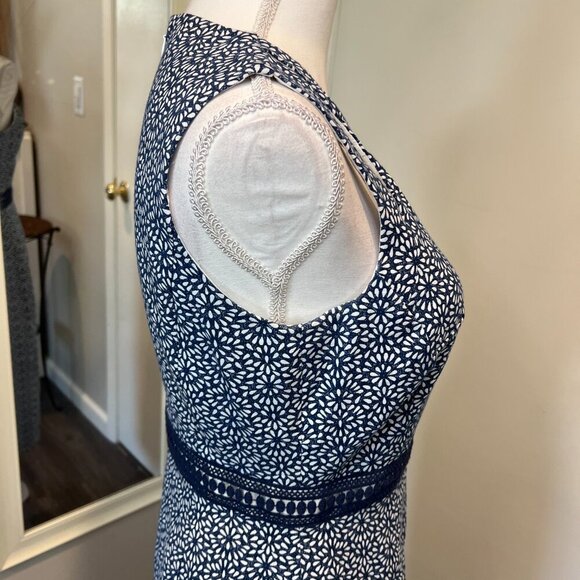 Maggy London Denim Flower Power Novelty Cut Out Sheath Dress, Size 6 - Picture 9 of 16